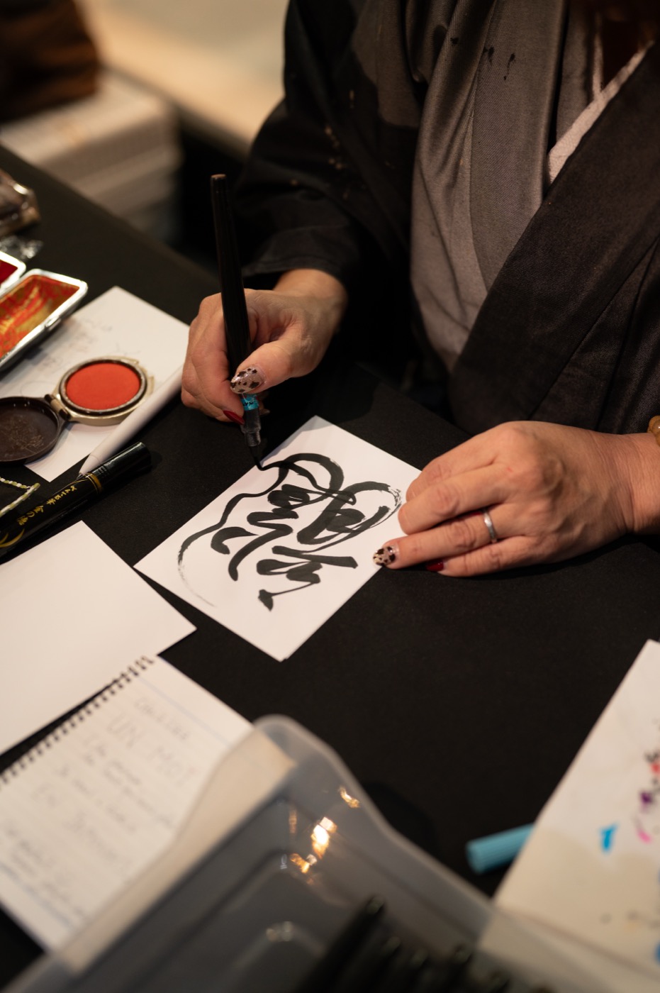 Calligraphe traçant un caractère au pinceau